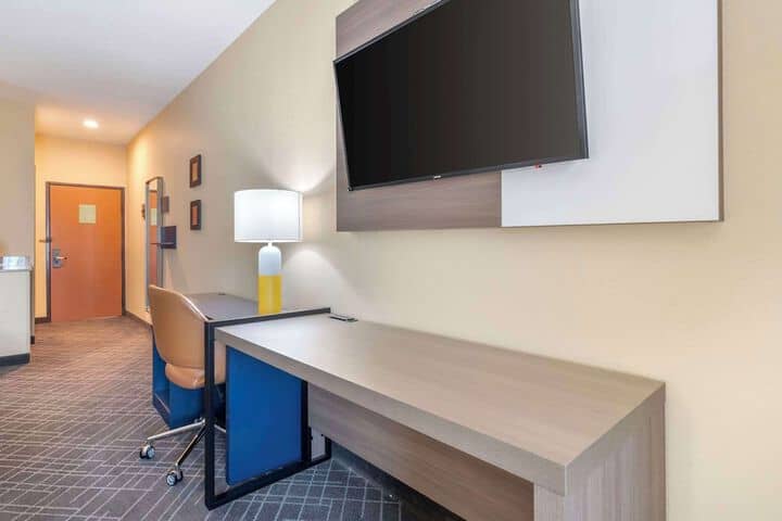 Room 32 of 48